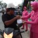 Bhayangkari Cabang Pelalawan Berbagi Takjil Gratis Kepada Pengguna Jalan Lintas Timur