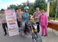 Personel Polsek Benai Bagikan Takjil Bersama dengan Bhayangkari