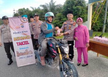 Personel Polsek Benai Bagikan Takjil Bersama dengan Bhayangkari