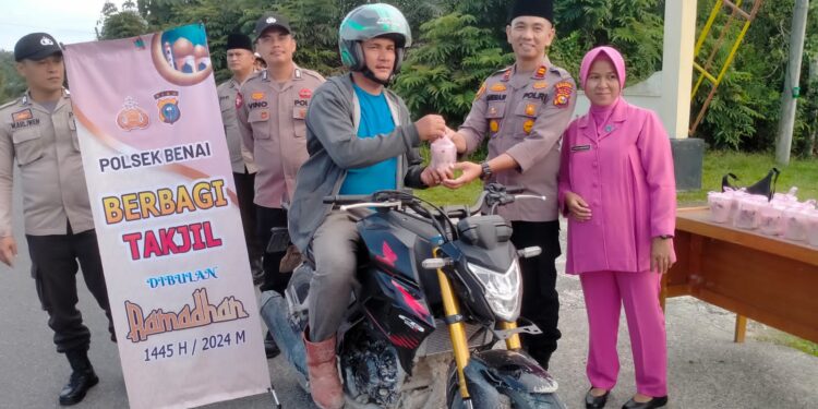 Personel Polsek Benai Bagikan Takjil Bersama dengan Bhayangkari