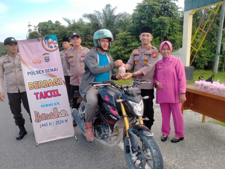 Personel Polsek Benai Bagikan Takjil Bersama dengan Bhayangkari