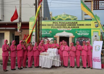 Bhayangkari Cabang Pelalawan Berbagi Takjil Gratis Kepada Pengguna Jalan Lintas Timur