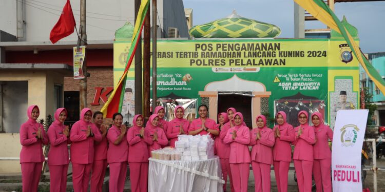 Bhayangkari Cabang Pelalawan Berbagi Takjil Gratis Kepada Pengguna Jalan Lintas Timur