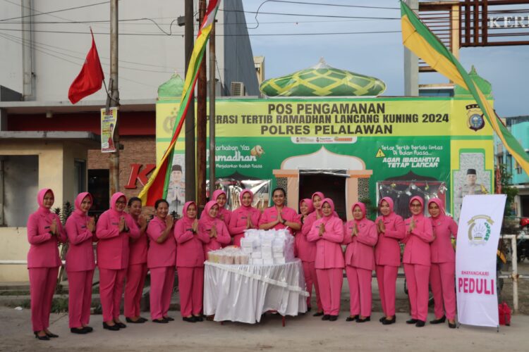 Bhayangkari Cabang Pelalawan Berbagi Takjil Gratis Kepada Pengguna Jalan Lintas Timur