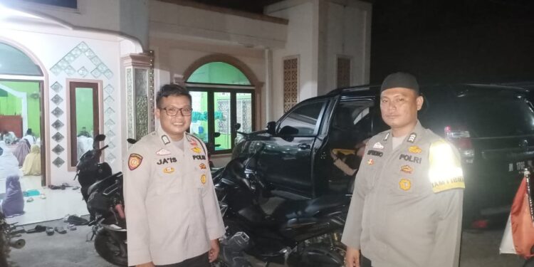 Polsek Pangean Lakukan Pengamanan Shalat Taraweh di Masjid Duratul Nasihin Desa Sako