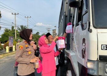 Polsek Kampar Bersama Bhayangkari Berbagi Takjil Kepada Masyarakat