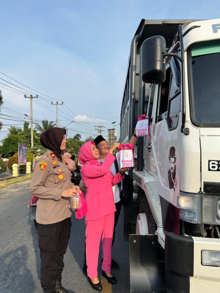 Polsek Kampar Bersama Bhayangkari Berbagi Takjil Kepada Masyarakat