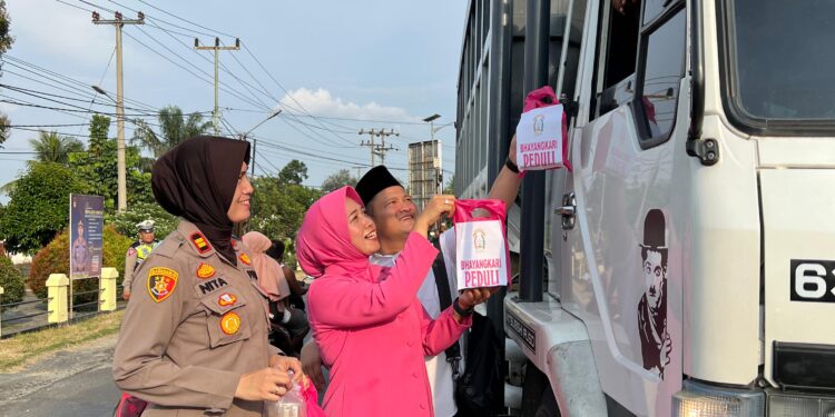 Polsek Kampar Bersama Bhayangkari Berbagi Takjil Kepada Masyarakat