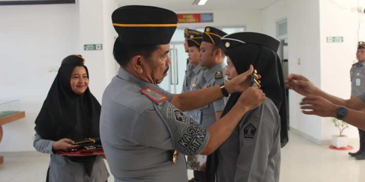 Kalapas Narkotika Kelas IIB Rumbai Gelar Upacara Naik Pangkat Pegawai  (PNS)