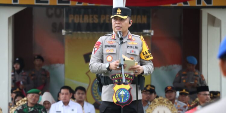 Kapolres Pelalawan Pimpin Apel Gelar Pasukan Operasi Ketupat Lancang Kuning 2024 Pengamaan Idul Fitri