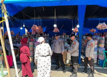 Satgas Preemtif Subsatgas Binmas Ops Ketupat LK 2024 Lakukan Himbauan Jaga Kamtibmas di Pusat Keramaian