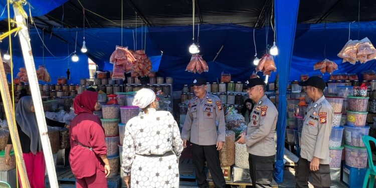 Satgas Preemtif Subsatgas Binmas Ops Ketupat LK 2024 Lakukan Himbauan Jaga Kamtibmas di Pusat Keramaian