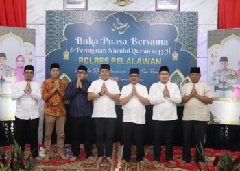 Momen peringatan Nuzulul qur’an dan silaturahmi Keluarga besar Polres Pelalawan bersama Forkopinda Kapolres Pelalawan penyerahan Penghargaan kepada Penyelenggara Pemilu 2024.