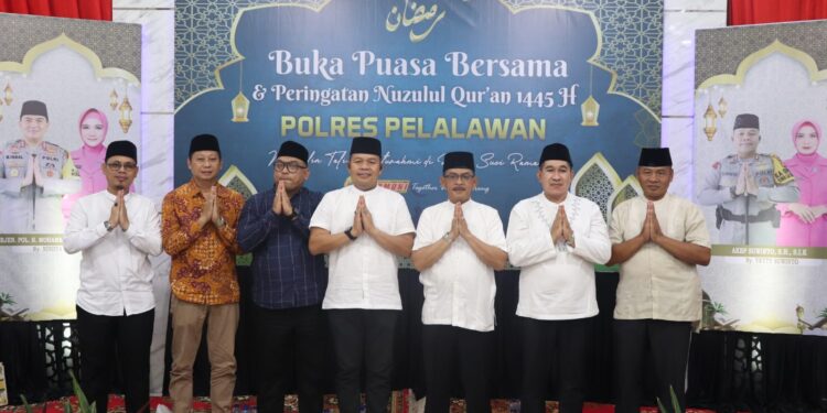 Momen peringatan Nuzulul qur’an dan silaturahmi Keluarga besar Polres Pelalawan bersama Forkopinda Kapolres Pelalawan penyerahan Penghargaan kepada Penyelenggara Pemilu 2024.