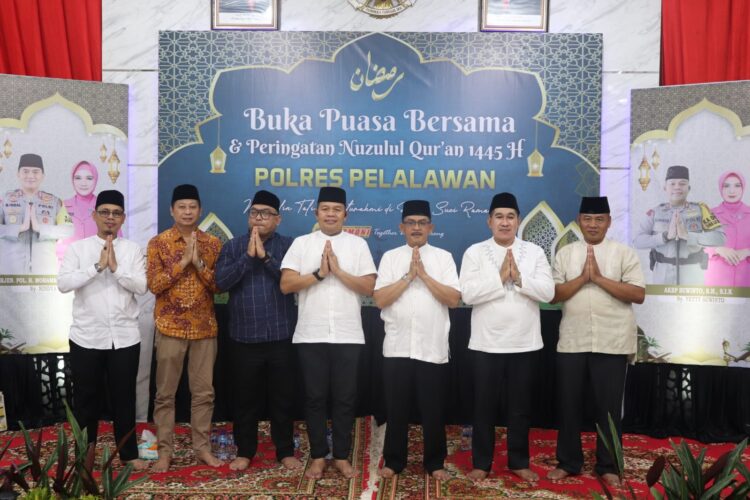 Momen peringatan Nuzulul qur’an dan silaturahmi Keluarga besar Polres Pelalawan bersama Forkopinda Kapolres Pelalawan penyerahan Penghargaan kepada Penyelenggara Pemilu 2024.
