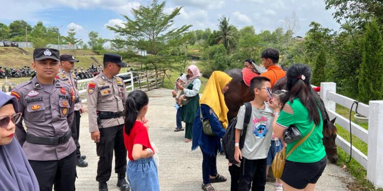 Subsatgas Binmas Ops Ketupat LK 2024 Beri Himbauan Kamtibmas di Tempat Wisata
