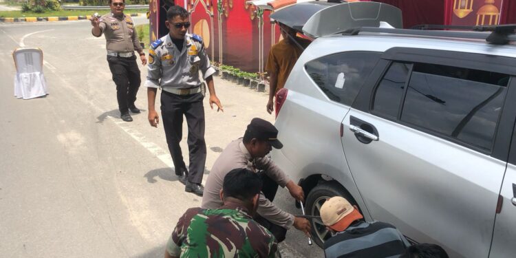 Aksi Pospam KLK 2024 Sungai Pinang Bantu Saat Pemudik Pecah Ban Mobil