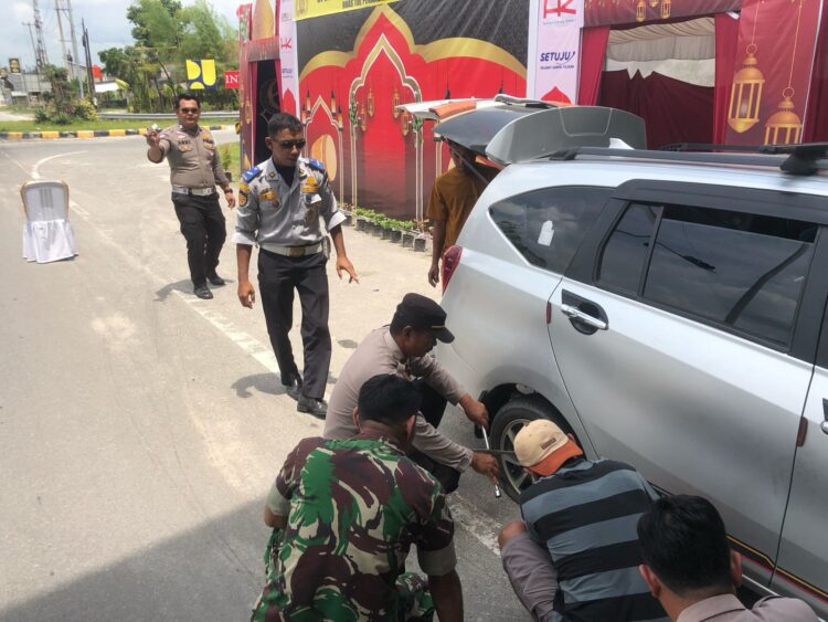 Aksi Pospam KLK 2024 Sungai Pinang Bantu Saat Pemudik Pecah Ban Mobil
