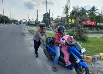 Kapolsek Tambang Bantu Dorong Motor Pemudik Mogok