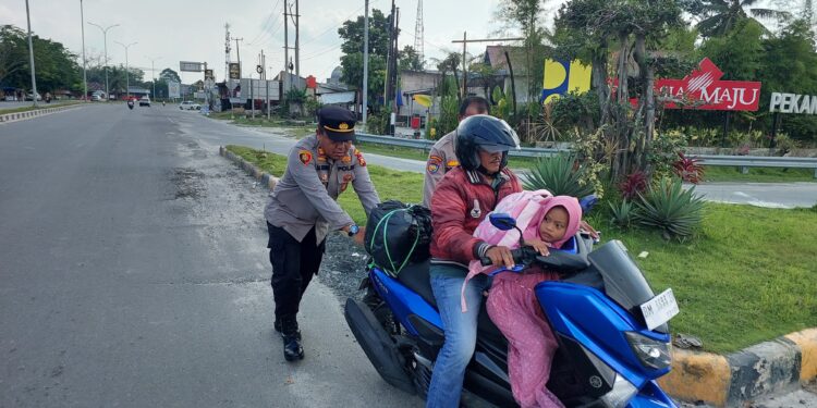 Kapolsek Tambang Bantu Dorong Motor Pemudik Mogok