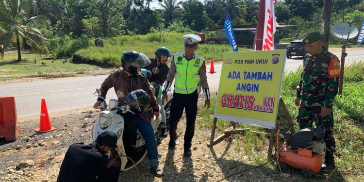 Layani Pemudik Personil Pos PAM Nilam Sari Ukui Siapkan Kompresor Alat Pengisi Angin Gratis