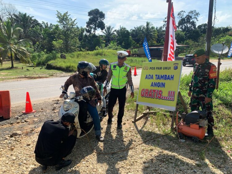 Layani Pemudik Personil Pos PAM Nilam Sari Ukui Siapkan Kompresor Alat Pengisi Angin Gratis