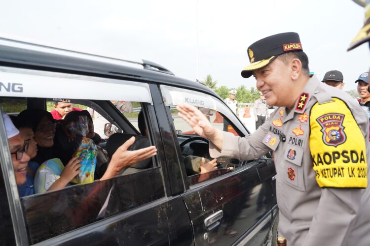 Jendra Bintang Dua, Turun Langsung Atur Lalu Lintas Arus Mudik di Tol Sungai Pinang Kampar