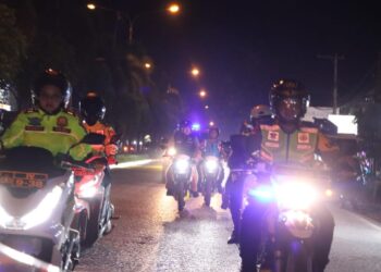 Kapolres Pelalawan di Dampingi Kasat Lantas Sambangi Pos Kambling Gunakan Sepeda Motor