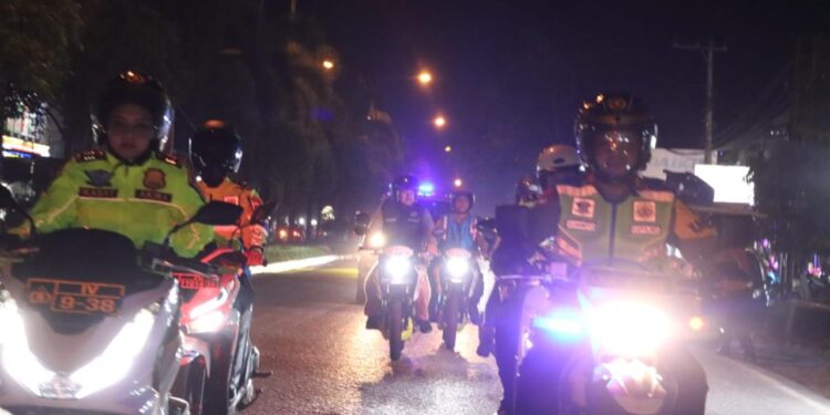 Kapolres Pelalawan di Dampingi Kasat Lantas Sambangi Pos Kambling Gunakan Sepeda Motor