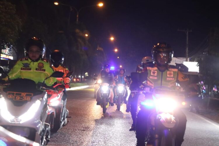 Kapolres Pelalawan di Dampingi Kasat Lantas Sambangi Pos Kambling Gunakan Sepeda Motor