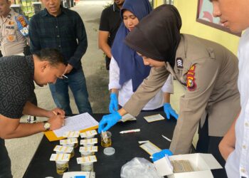 Kasat Resnarkoba Polres Kampar AKP Aprinaldi, Dampingi Tes Urine Personil