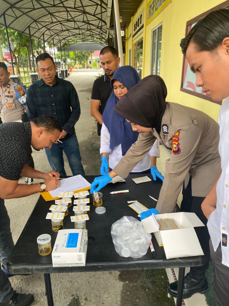 Kasat Resnarkoba Polres Kampar AKP Aprinaldi, Dampingi Tes Urine Personil