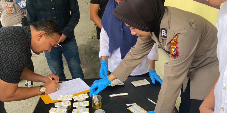 Kasat Resnarkoba Polres Kampar AKP Aprinaldi, Dampingi Tes Urine Personil