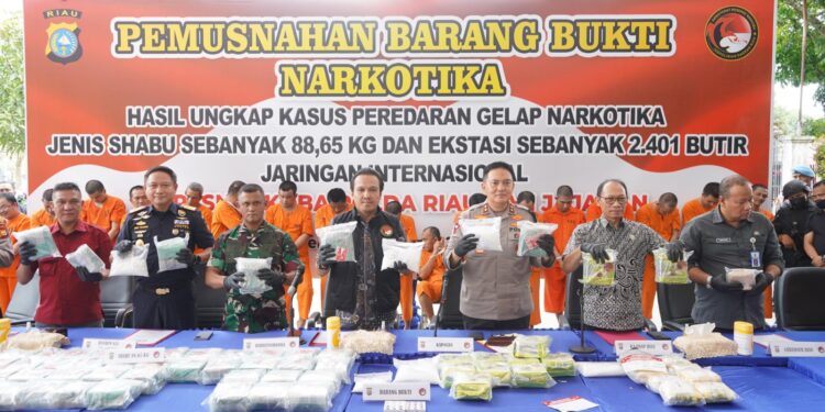 Sikat Habis Kampung Narkoba, Polda Riau Musnakan  Barang Bukti 88,65 Kilogram Narkoba