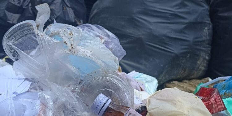 Limbah Medis Berserakan di Area Rumah Sakit Perawang Kabupaten Siak