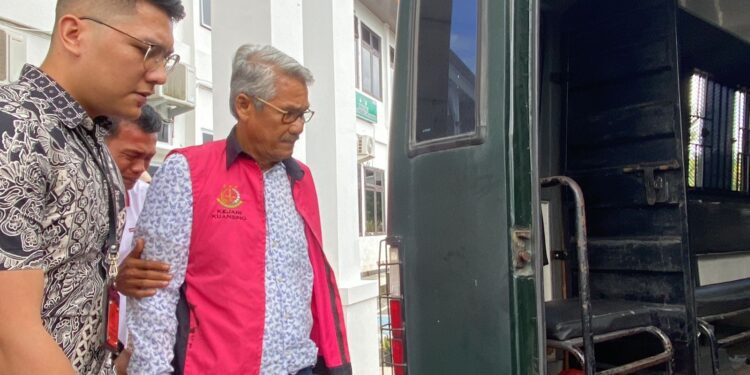 Tim Penyidik Kejari Kuansing Tetapkan Mantan Bupati Kuansing Tersangka