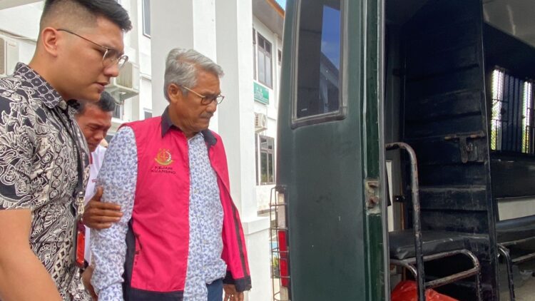 Tim Penyidik Kejari Kuansing Tetapkan Mantan Bupati Kuansing Tersangka