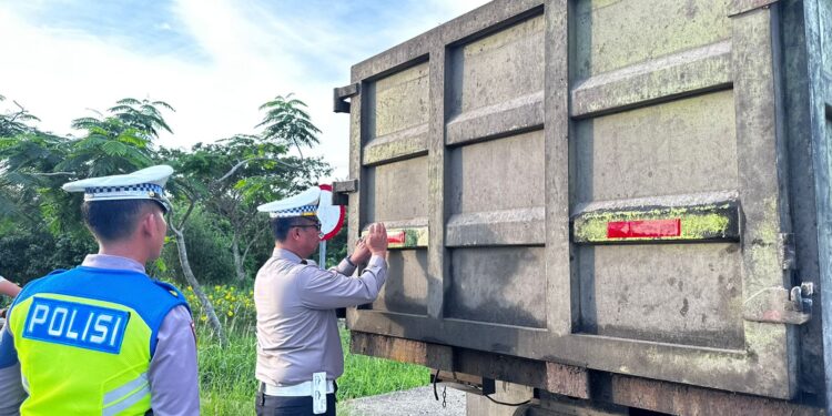 Minimalisir Kerawanan Laka Lantas, Satlantas Polres Siak Berikan Tanda Khusus Pada Kendaraan Yang Melintas