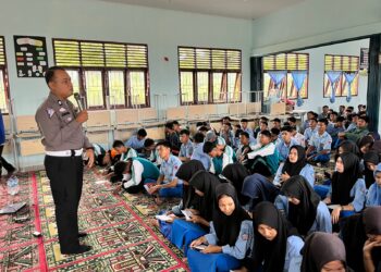 Sat Lantas Polres Kampar Bersama ISDC Polda Riau Gelar Giat Police Goes To School di SMAN 1 Tambang