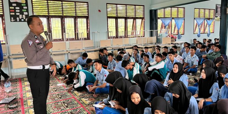 Sat Lantas Polres Kampar Bersama ISDC Polda Riau Gelar Giat Police Goes To School di SMAN 1 Tambang
