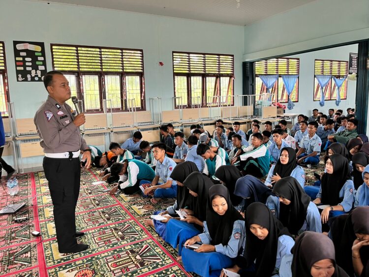 Sat Lantas Polres Kampar Bersama ISDC Polda Riau Gelar Giat Police Goes To School di SMAN 1 Tambang