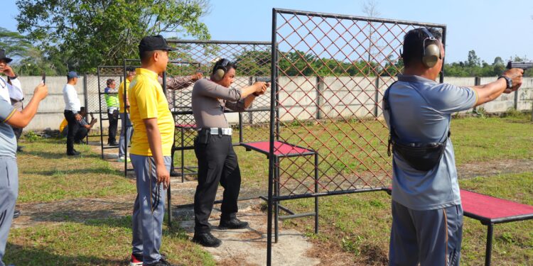 Personil Polres Kampar Persiapkan Pengamanan Pilkada Dengan Latihan Menembak