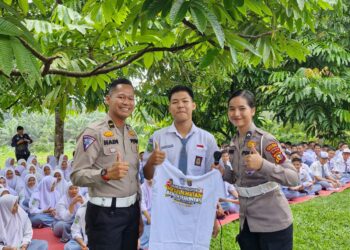 Sat Lantas Polres Pelalawan Bersama Tim ISDC lakukan “Police Goes To School” ke Sekolah SMP 3 dan SMA 1 Bandar Sei Kijang.