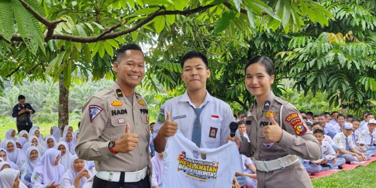 Sat Lantas Polres Pelalawan Bersama Tim ISDC lakukan “Police Goes To School” ke Sekolah SMP 3 dan SMA 1 Bandar Sei Kijang.