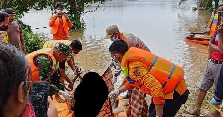 Polsek Kuantan Tengah Evakuasi Penemuan Mayat Tanpa Identitas di Sungai Batang Kuantan