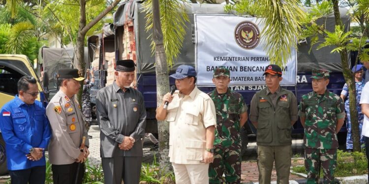 Pangdam I/BB Dampingi Menhan Prabowo Subianto Serahkan Bantuan Korban Bencana Sumbar