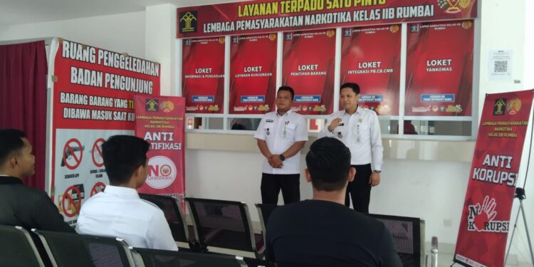 Wujudkan WBK, Lapas Narkotika Rumbai Sosialisasi Kepada Pengunjung dan Masyarakat