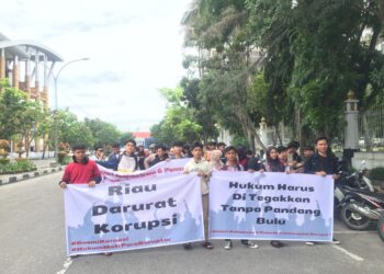 Ratusan Mahasiswa AM-PPK Unjuk Rasa Didepan Kejati dan Mapolda Riau