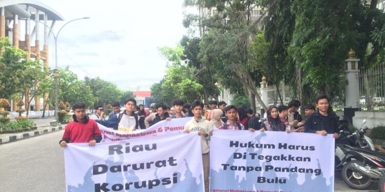 Ratusan Mahasiswa AM-PPK Unjuk Rasa Didepan Kejati dan Mapolda Riau