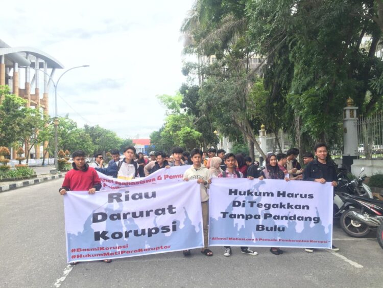 Ratusan Mahasiswa AM-PPK Unjuk Rasa Didepan Kejati dan Mapolda Riau